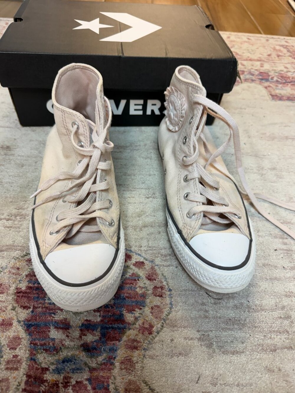 Converse Girls  Pink Ruffles and Bows Hi-Top Sneakers Size 6 in great shape!!